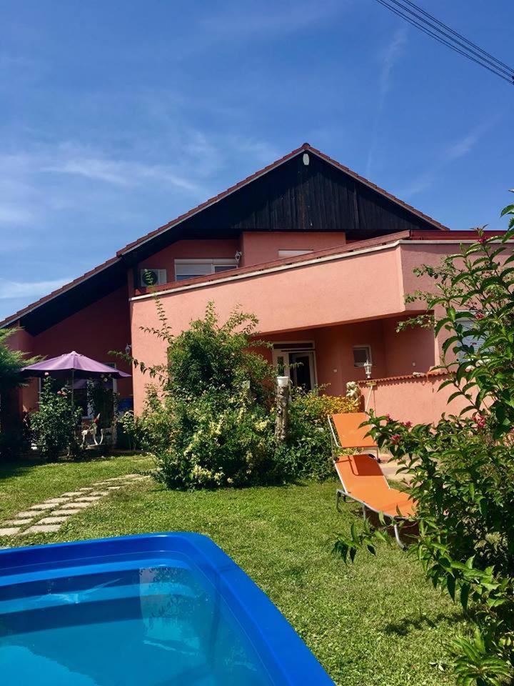 Balatonalmádi Apartmanház - Housity