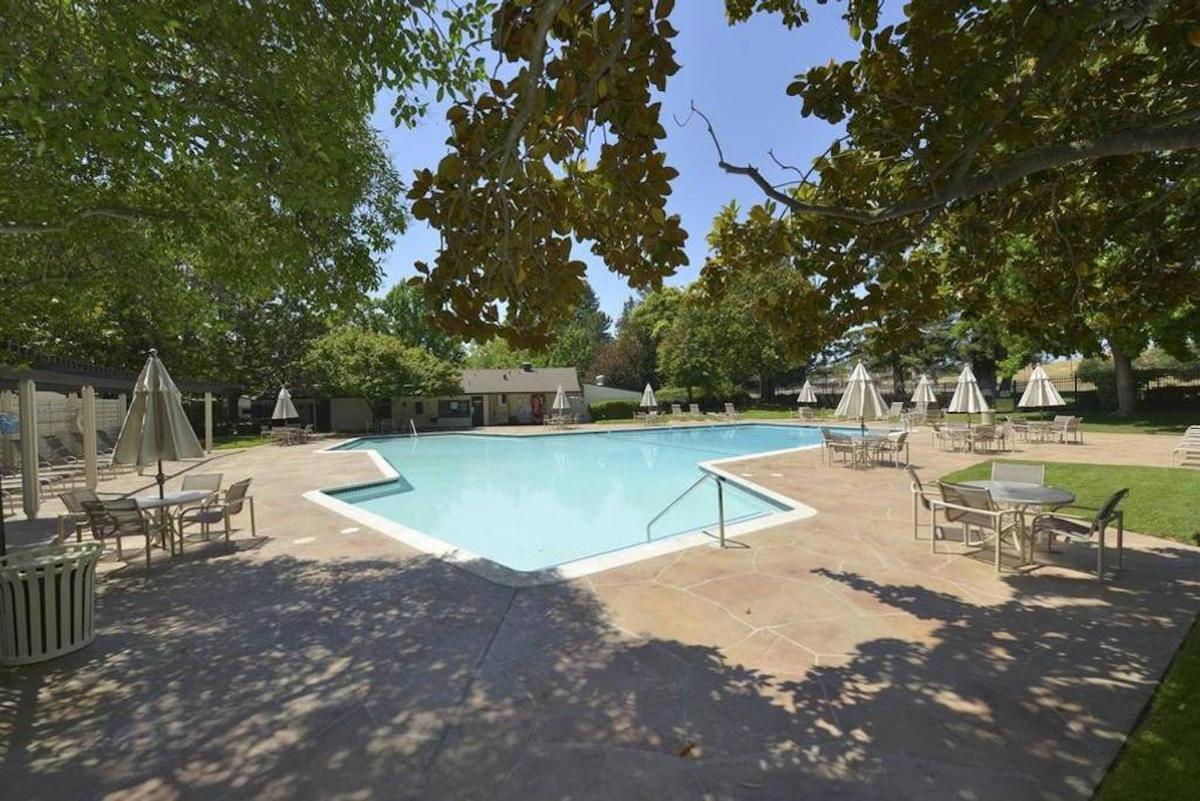 ★ Amazing 1 BD Apt. Million $ View on Golf Course ★ - Housity