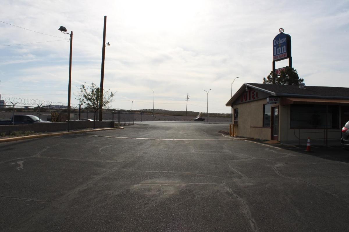 Deluxe Inn Motel - Housity