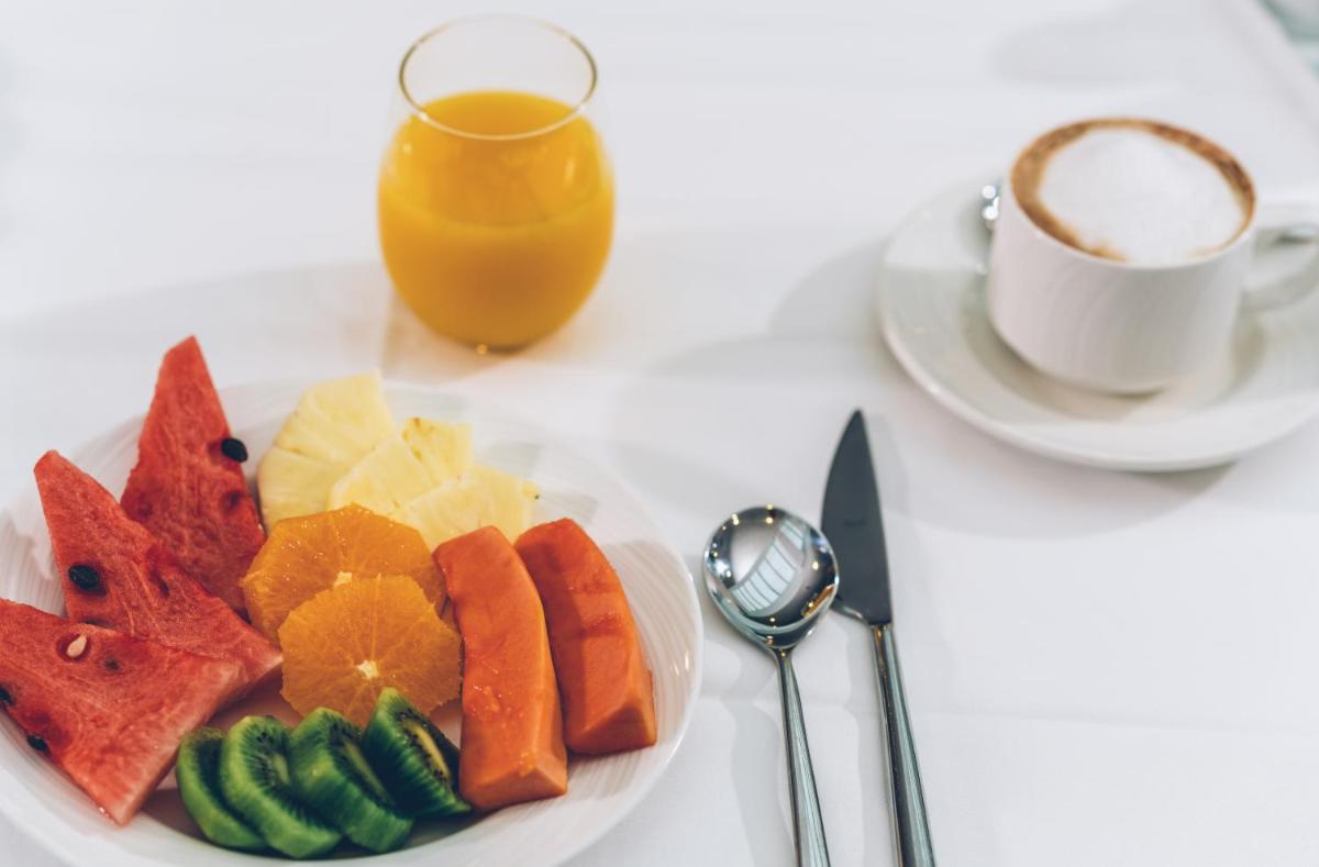 Comida en o cerca de este hotel