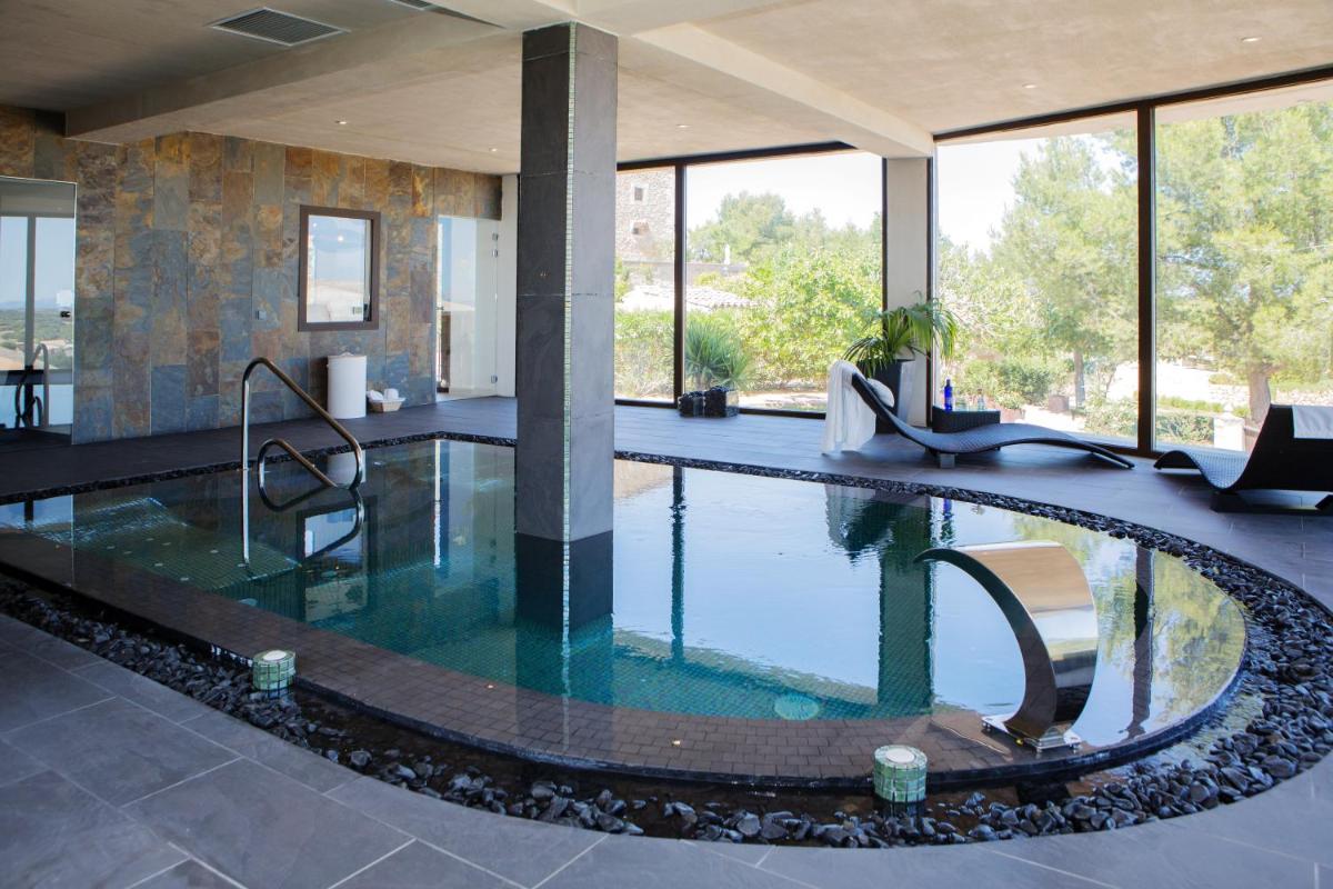 Piscina en o cerca de Casa Font i Roig