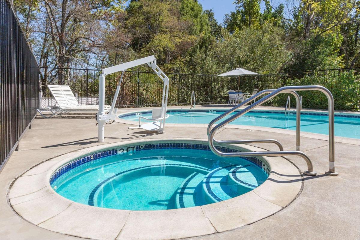 Creekside Inn & Suites - Housity