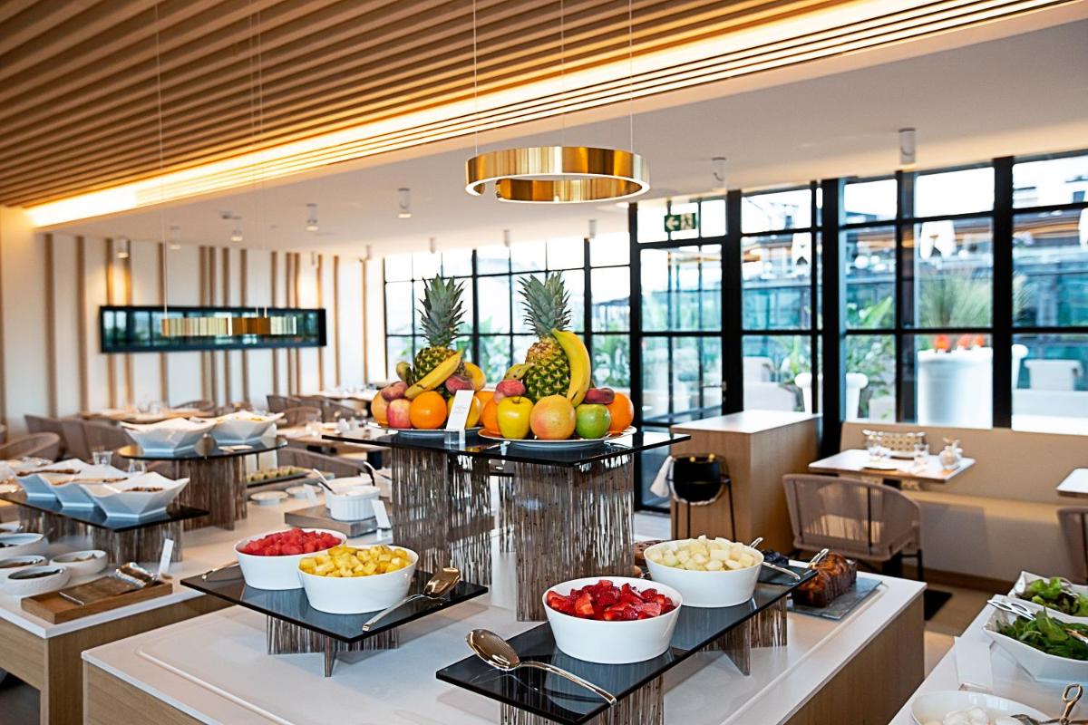 Comida en o cerca de este hotel