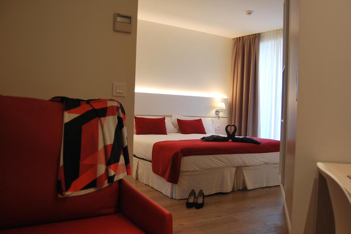 Cama o camas de una habitación en Hotel Pompaelo Plaza del Ayuntamiento & Spa
