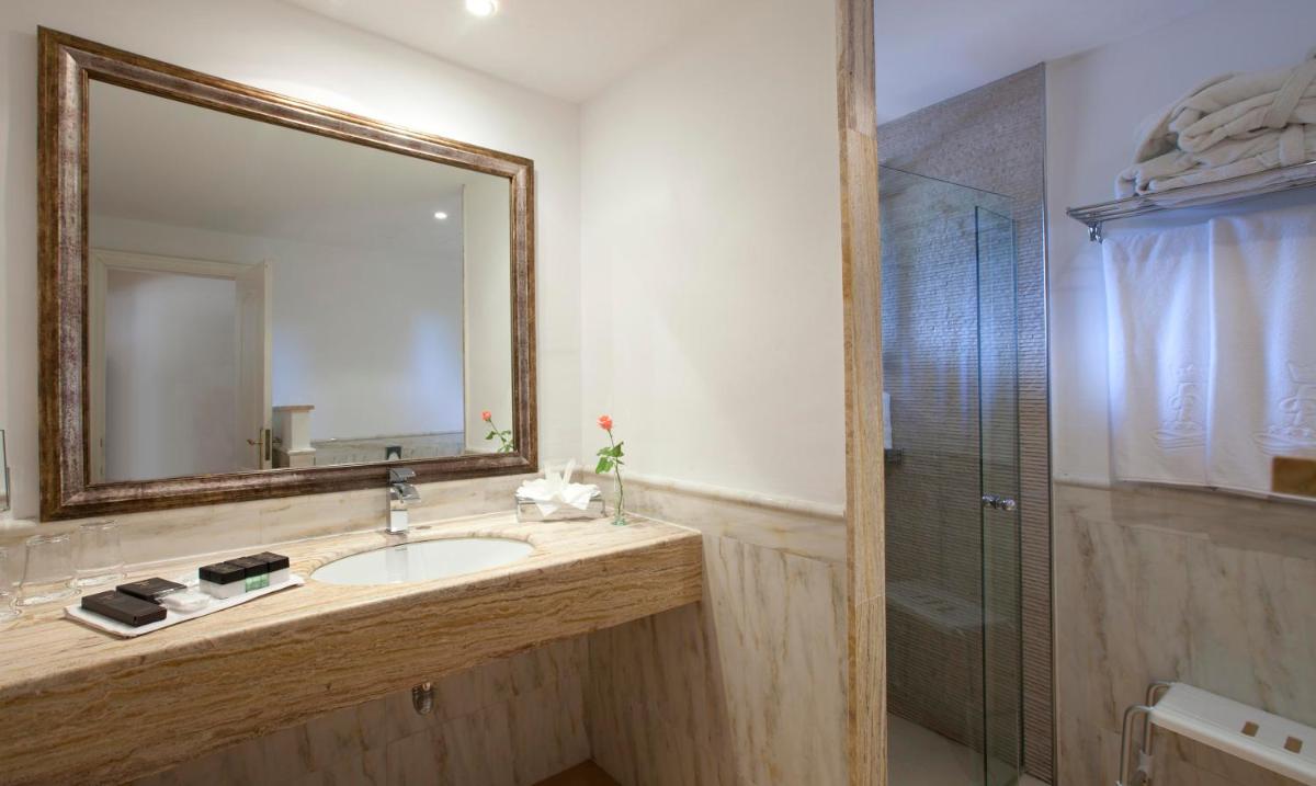 Un baño de Lago Garden Apart-Suites & Spa Hotel