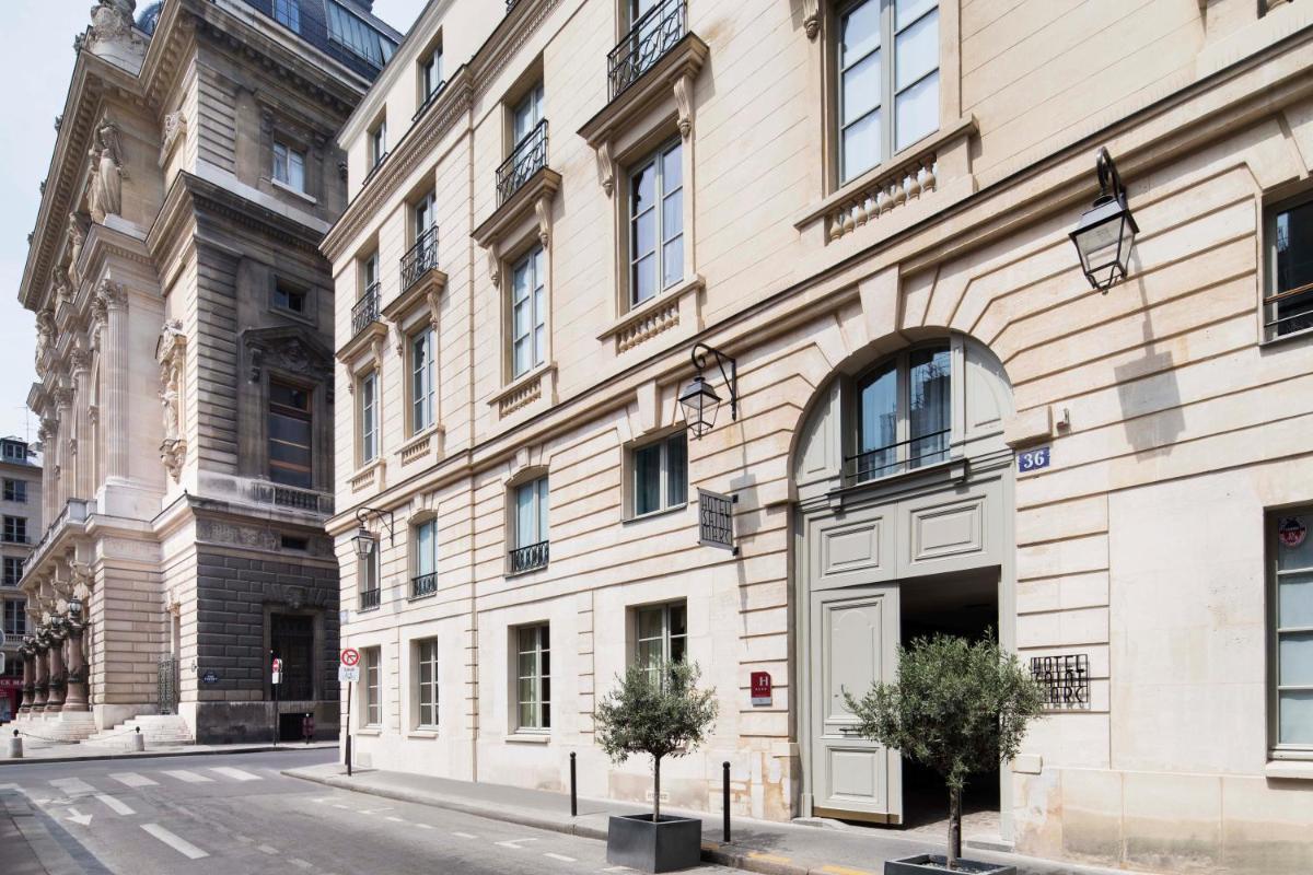 un grand bâtiment au bord d'une rue dans l'établissement Hôtel Saint-Marc, à Paris