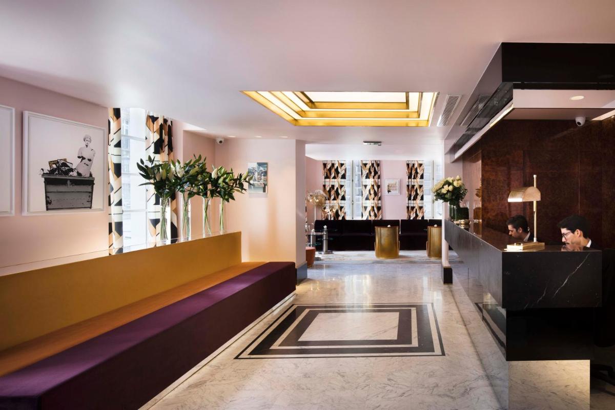 - un hall d'un magasin avec un canapé violet dans l'établissement Hôtel Saint-Marc, à Paris