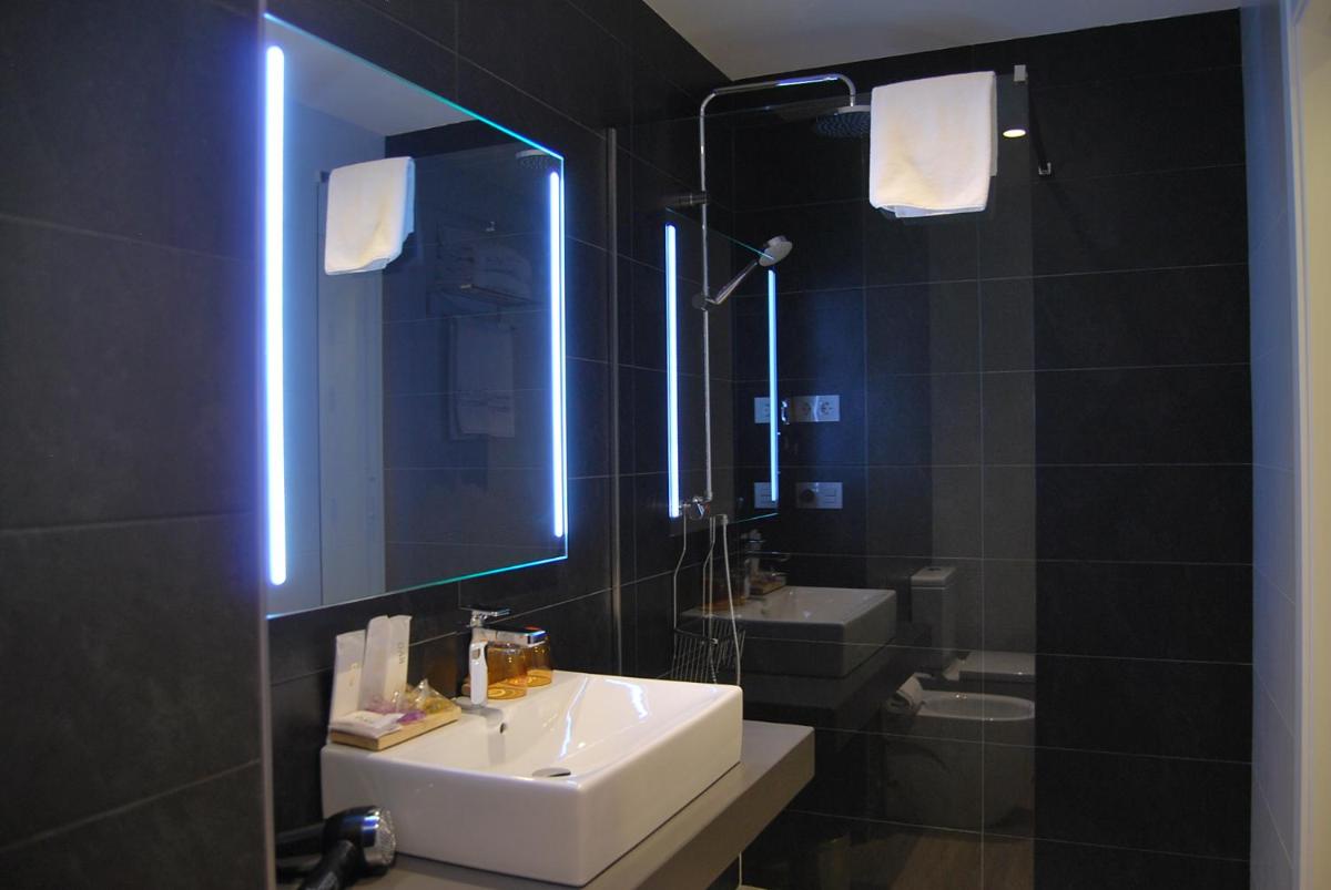 Un baño de Hotel Pompaelo Plaza del Ayuntamiento & Spa
