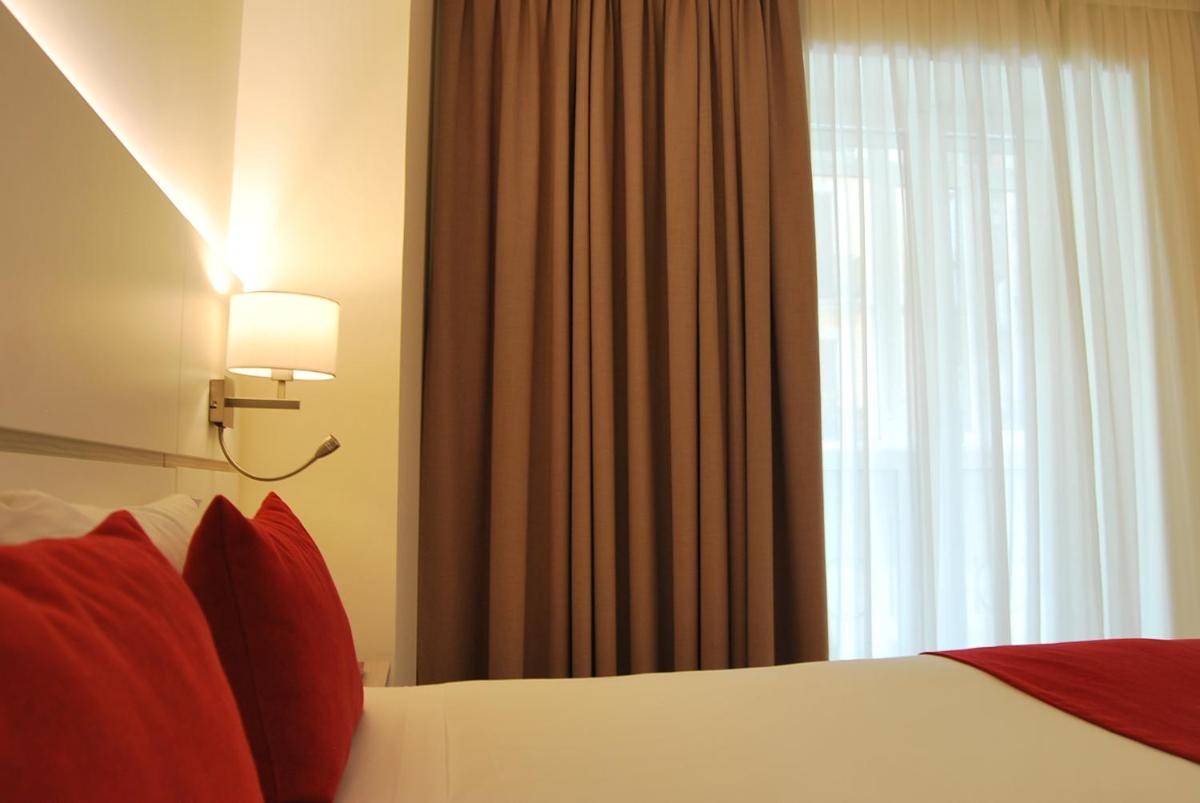 Cama o camas de una habitación en Hotel Pompaelo Plaza del Ayuntamiento & Spa