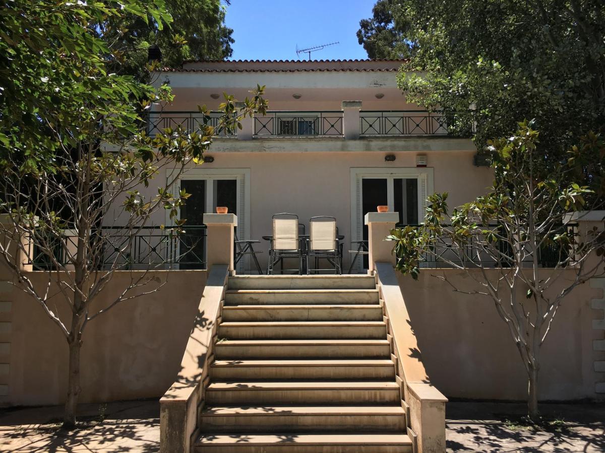 Amazing Space Pink-White Marathon Villa! 4' to sea - Housity