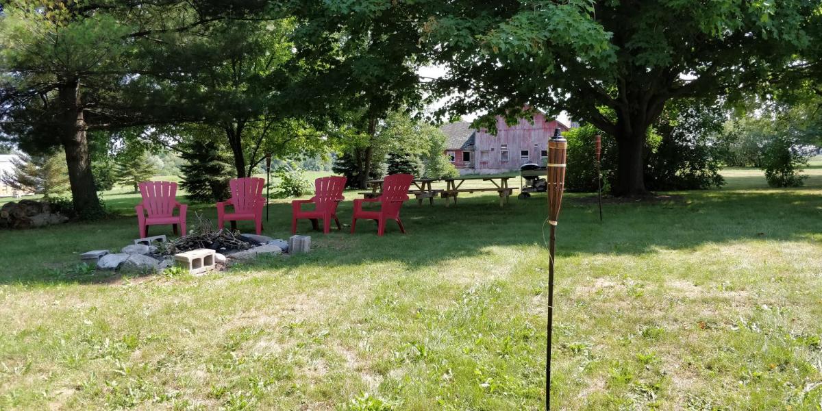 Becker's Private Studio 2 Queen Beds, 1 Futon with a Great Back Yard! - Housity