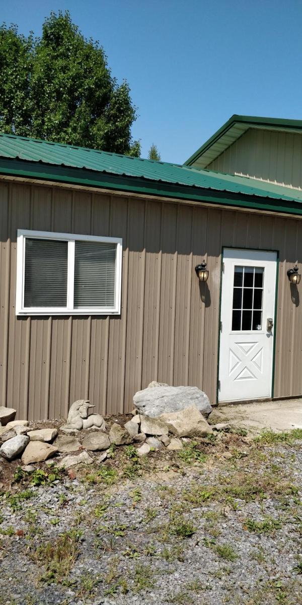 Becker's Private Studio 2 Queen Beds, 1 Futon with a Great Back Yard! - Housity