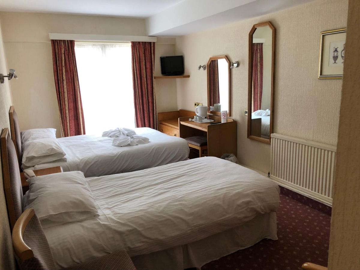 Riviera Hotel - Housity
