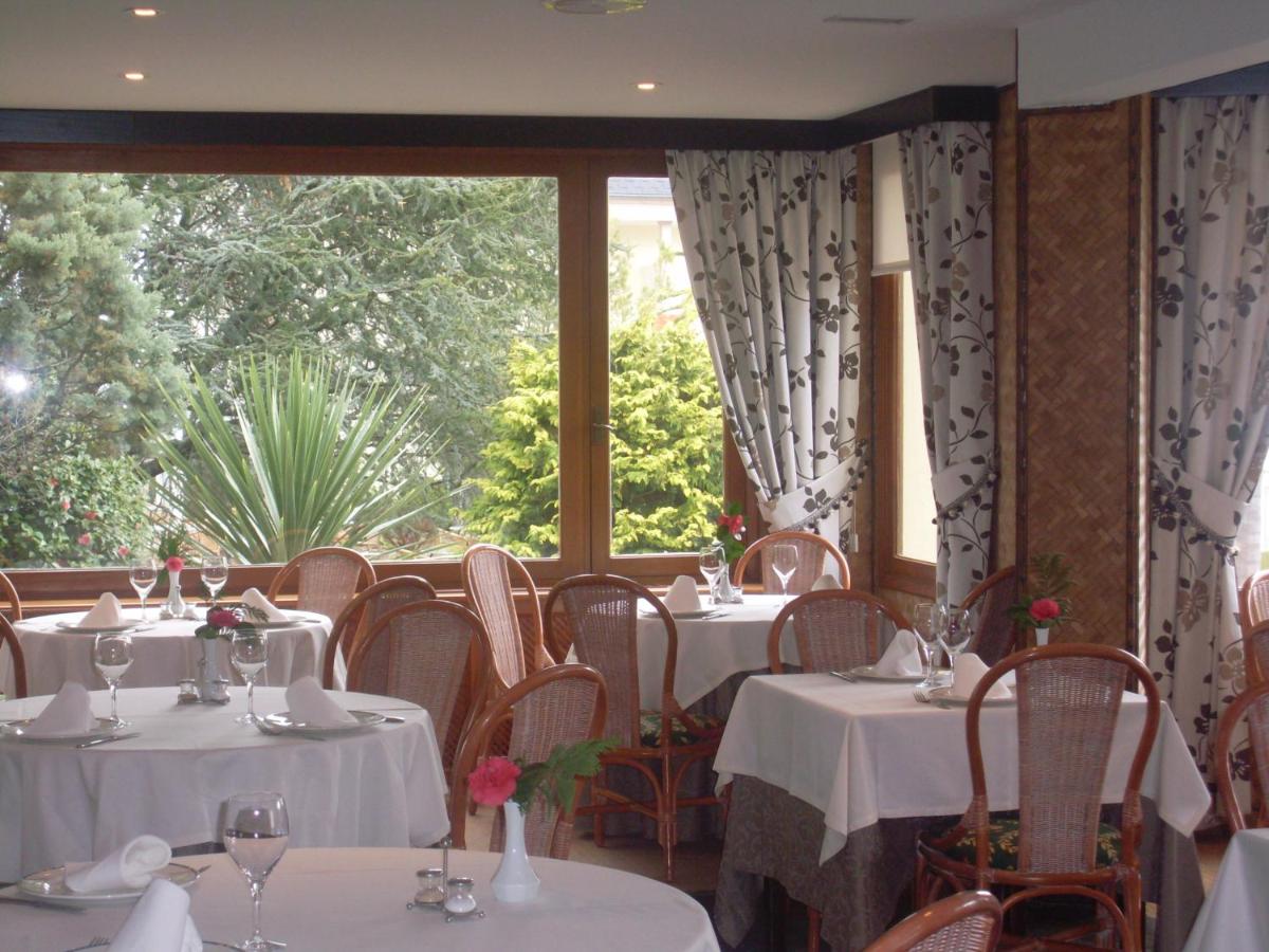 Un restaurante o sitio para comer en Hotel Spa Bosque mar