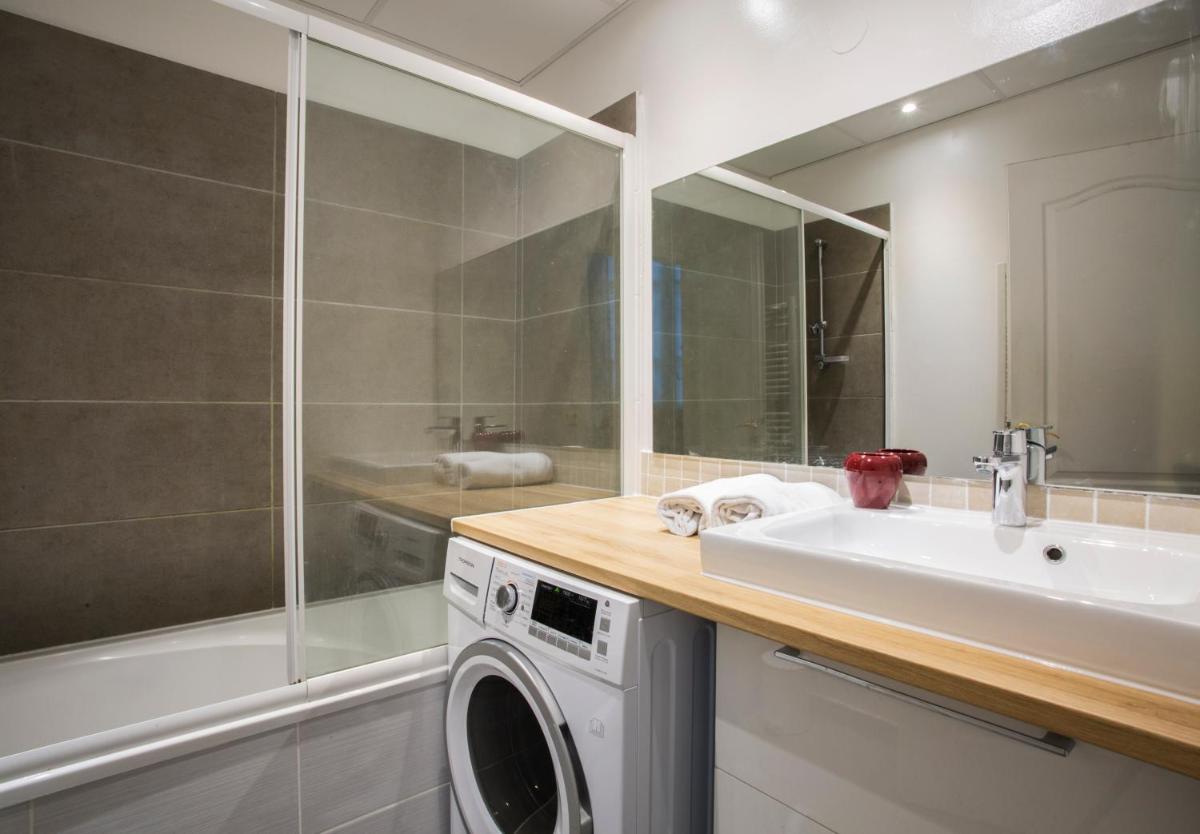 Rue du Temple - Le Marais with AC - Housity