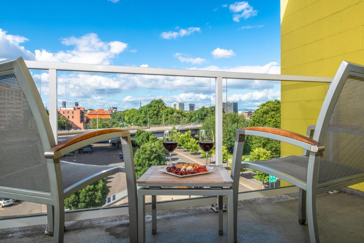 Staypineapple, Hotel Rose, Downtown Portland - Housity