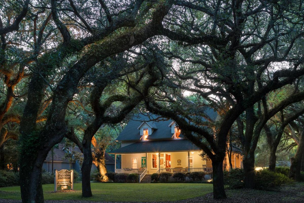Magnolia Springs Bed and Breakfast - Housity
