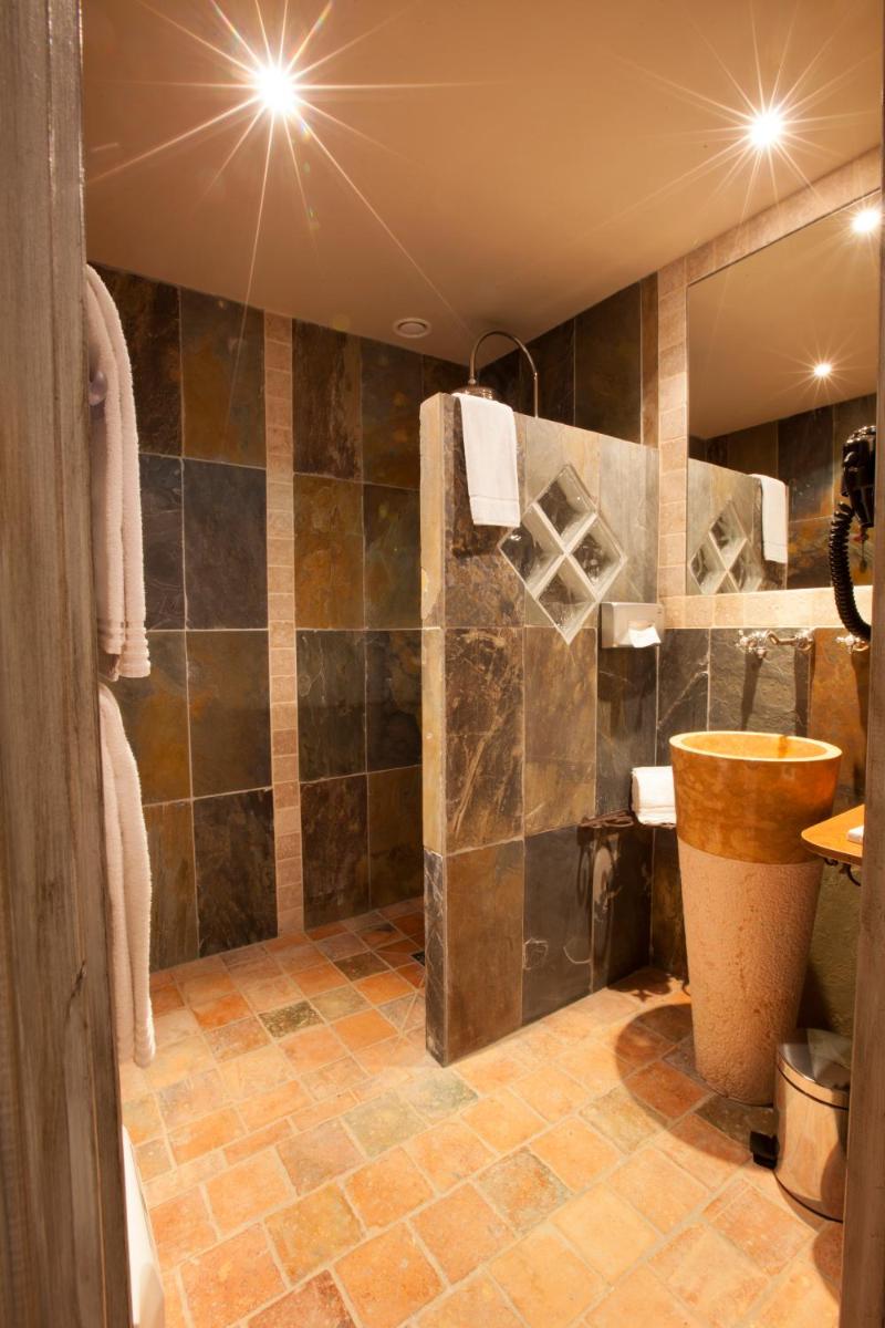Salle de bains dans l'établissement Hôtel-Spa Le Saint Cirq