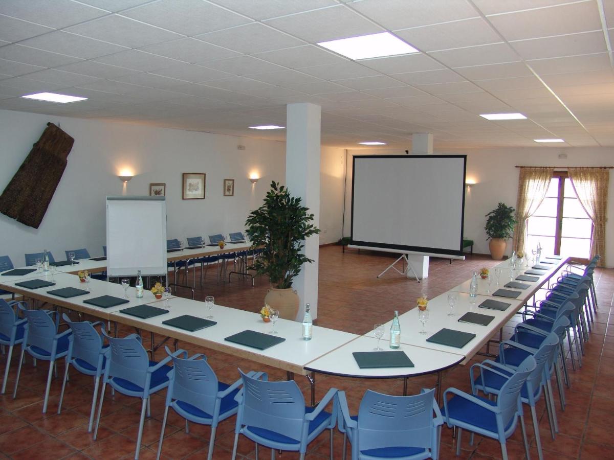 una mesa larga y sillas en una habitación con pantalla en Hotel & SPA Peña Montañesa, en Aínsa 88 fotos más