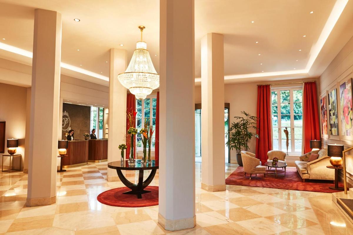 Ein Sitzbereich in der Unterkunft Steigenberger ICON Grandhotel & Spa Petersberg