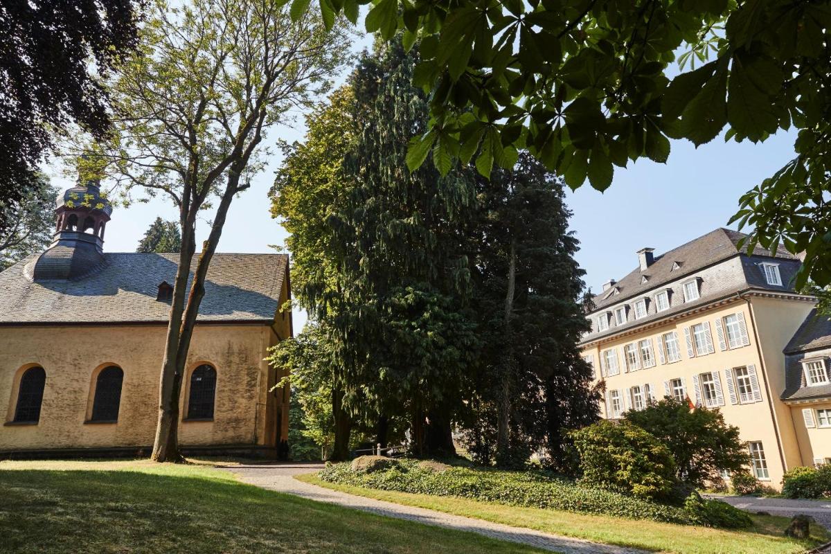 Ein Garten an der Unterkunft Steigenberger ICON Grandhotel & Spa Petersberg