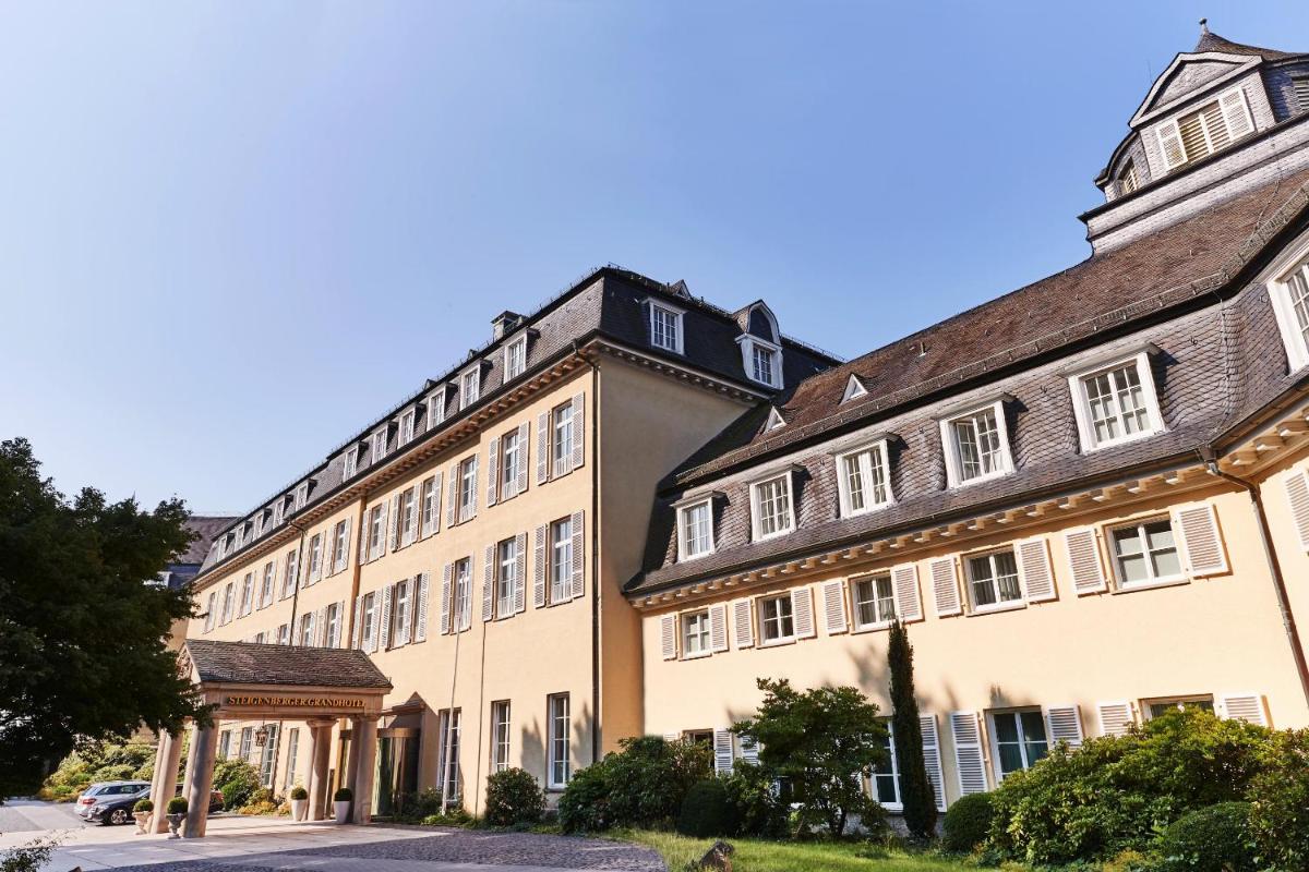 ein großes braunes Gebäude mit braunem Dach in der Unterkunft Steigenberger ICON Grandhotel & Spa Petersberg in Königswinter