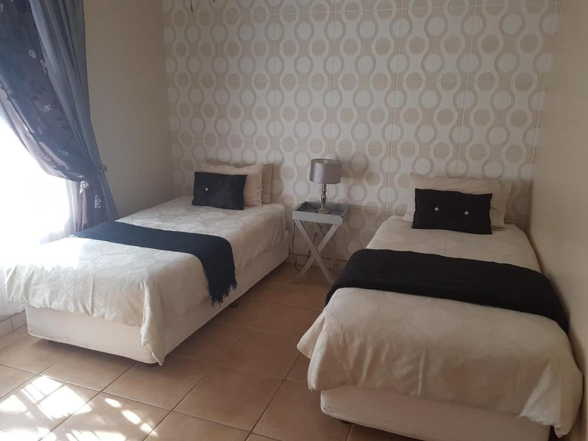 Queens Villa Guest House - Housity