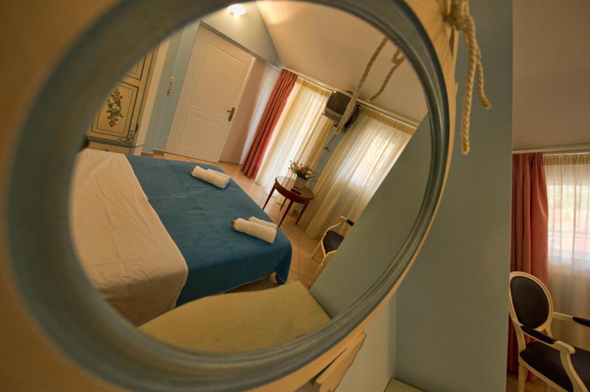 Elena Hotel - Housity