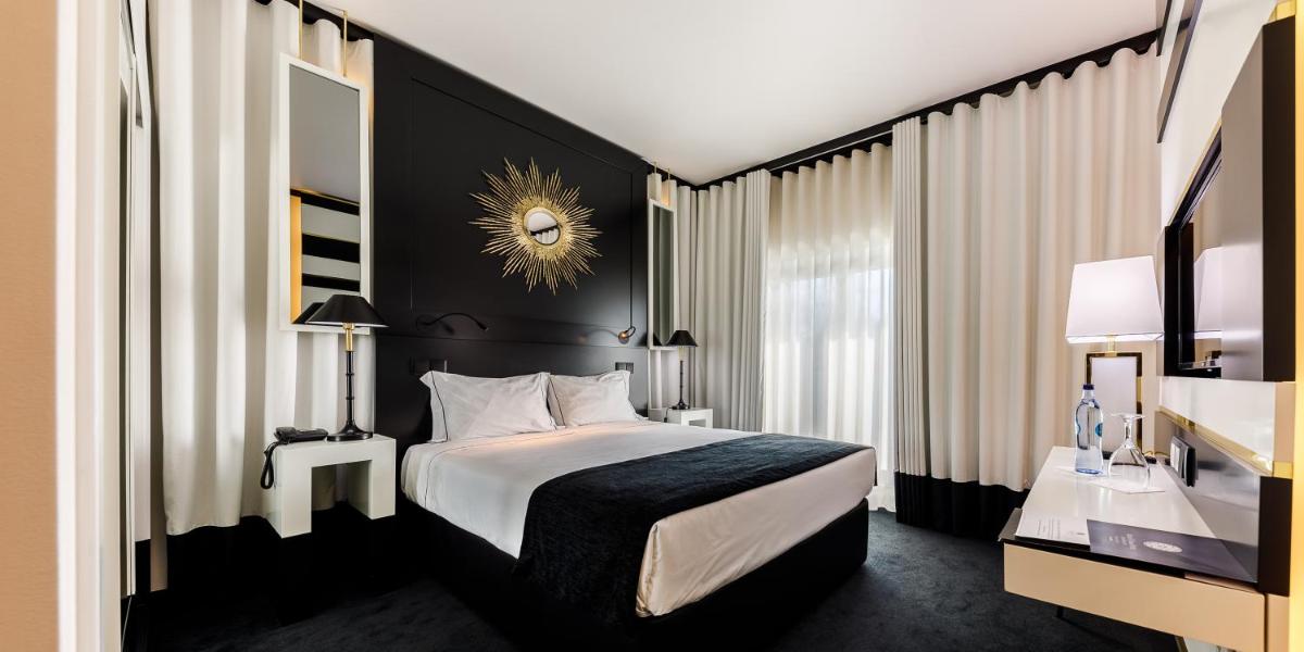 um quarto de hotel com uma cama e uma janela em Aurea Fatima Hotel Congress & Spa em Fátima mais 65 fotografias