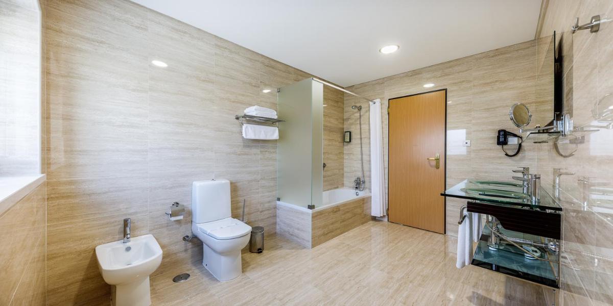 Uma casa de banho em Aurea Fatima Hotel Congress & Spa