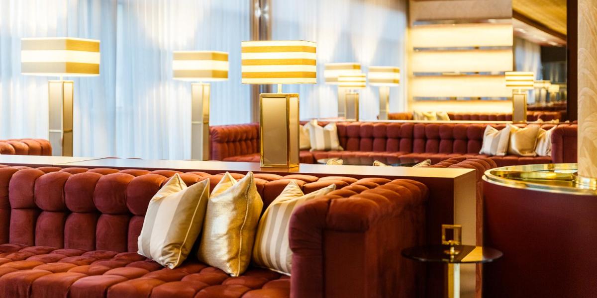 uma fila de sofás de couro com almofadas em Aurea Fatima Hotel Congress & Spa em Fátima