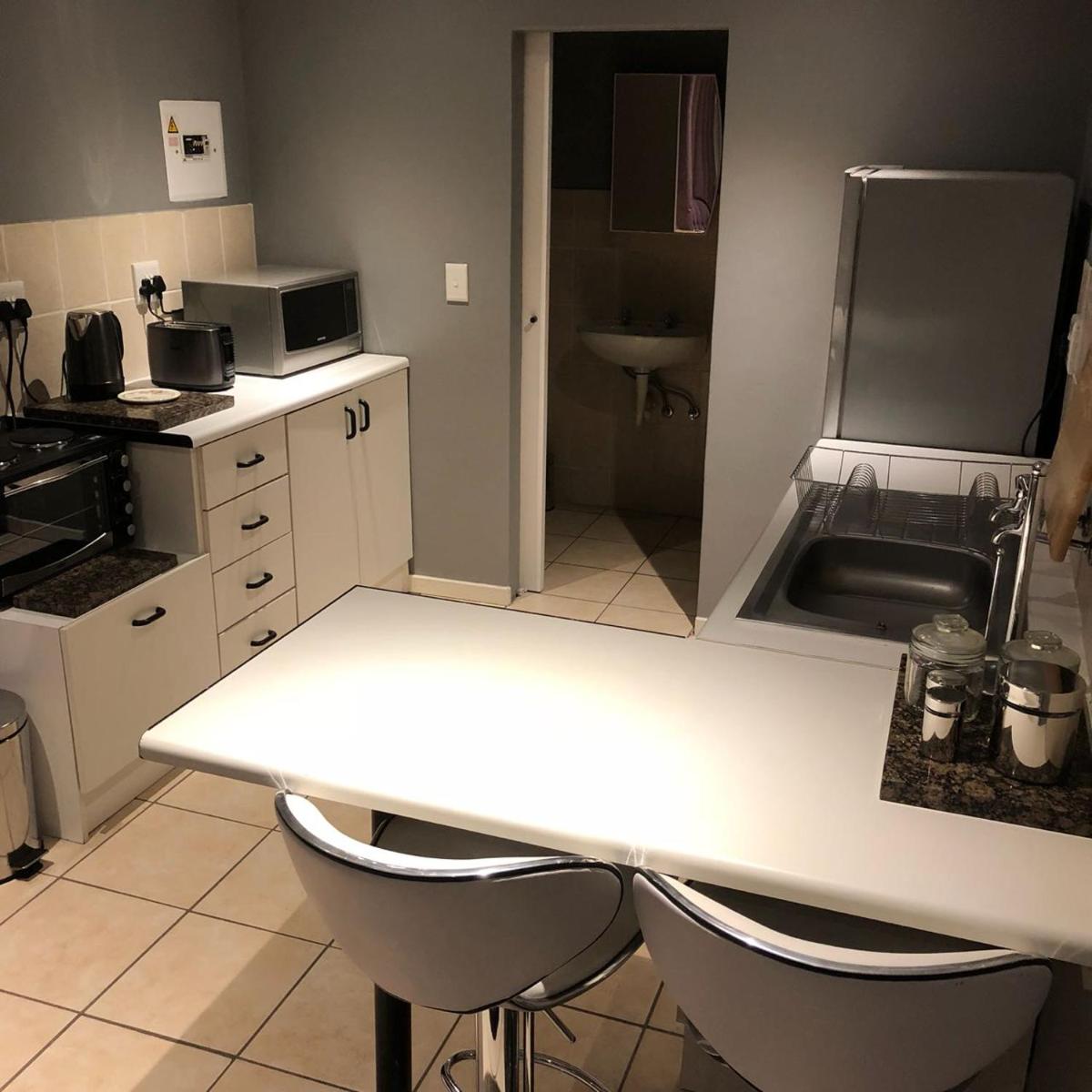 Suitetrails - Cassiopeia Corporate Apartments, Cyrildene, Room Purple Rain
