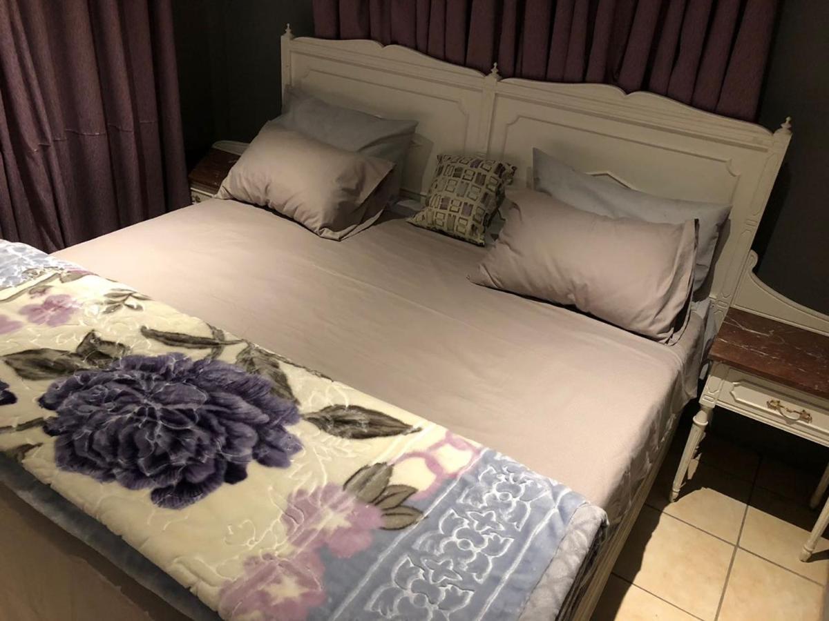 Suitetrails - Cassiopeia Corporate Apartments, Cyrildene, Room Purple Rain