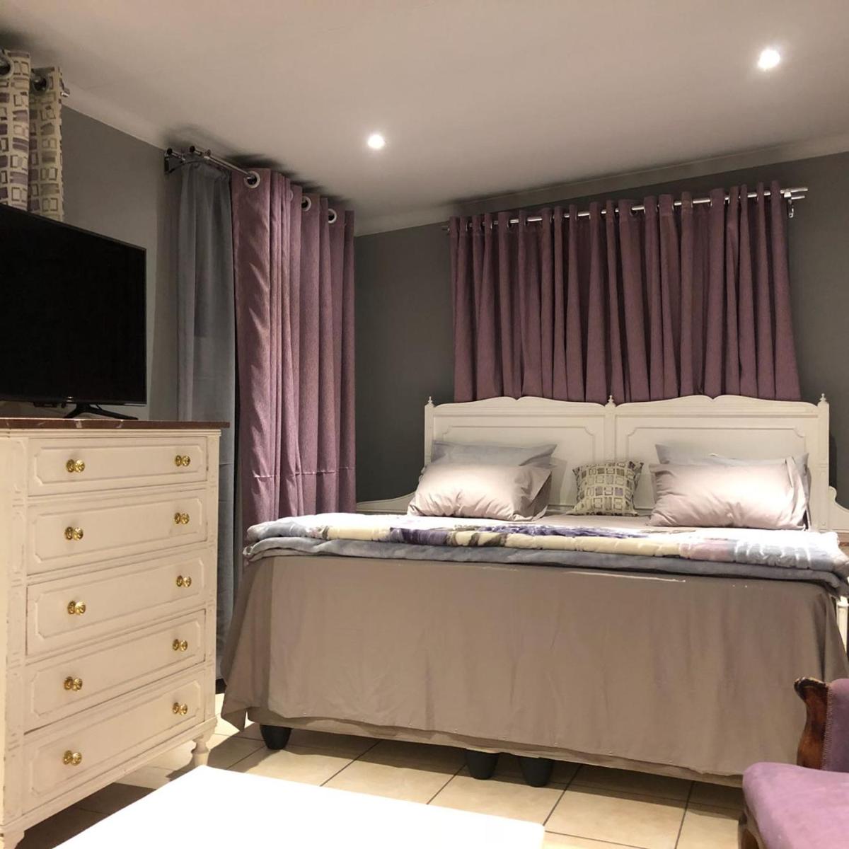 Suitetrails - Cassiopeia Corporate Apartments, Cyrildene, Room Purple Rain