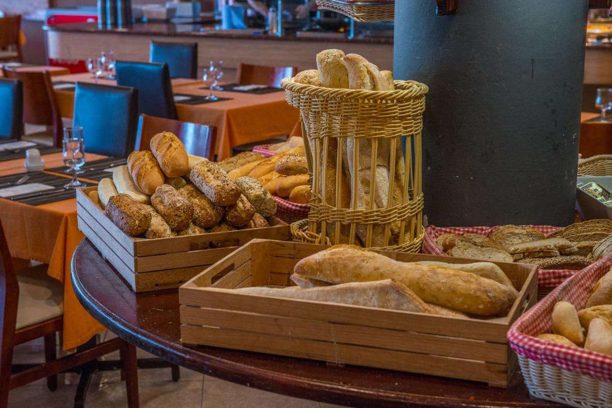 Comida en o cerca de este hotel