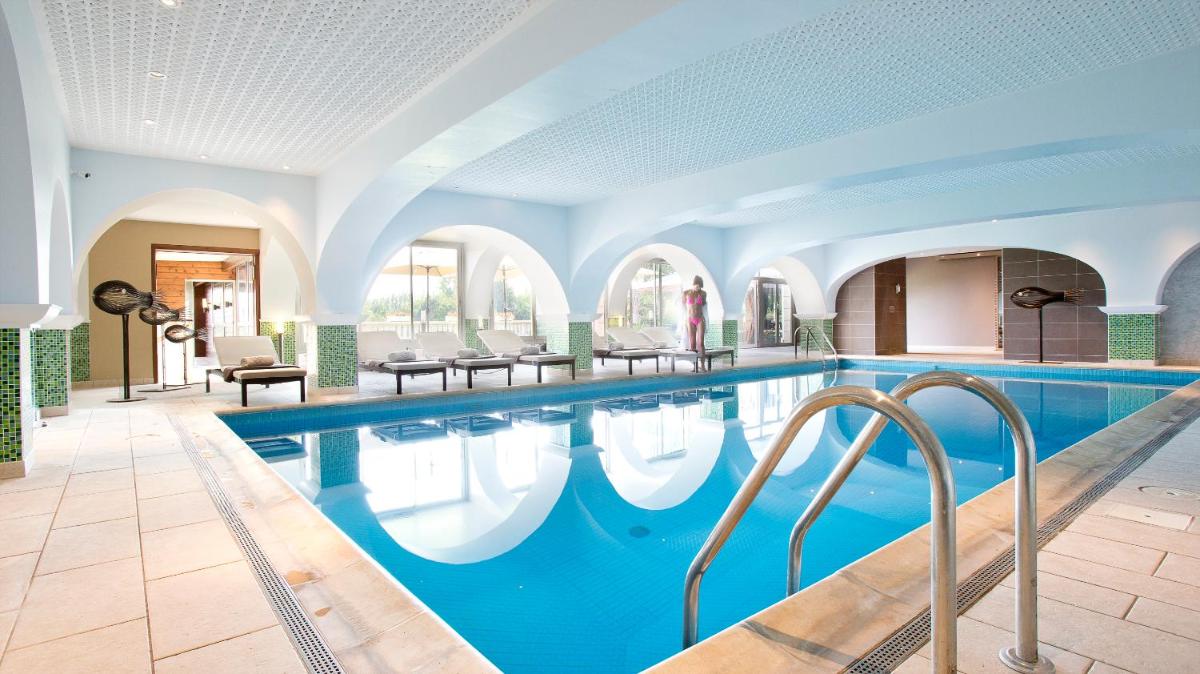 Piscine de l'établissement La Côte Saint Jacques ou située à proximité
