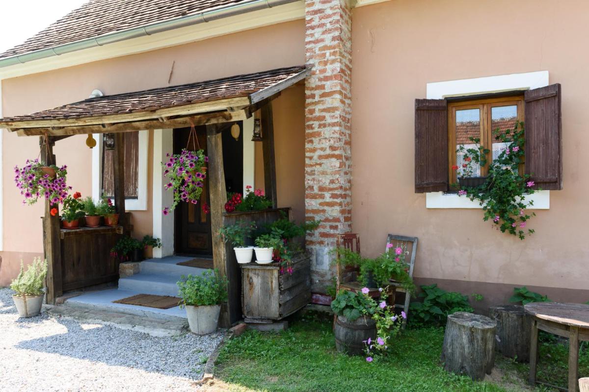 Apartment Eko Etno selo Stara Kapela, Pavina kuća - Housity