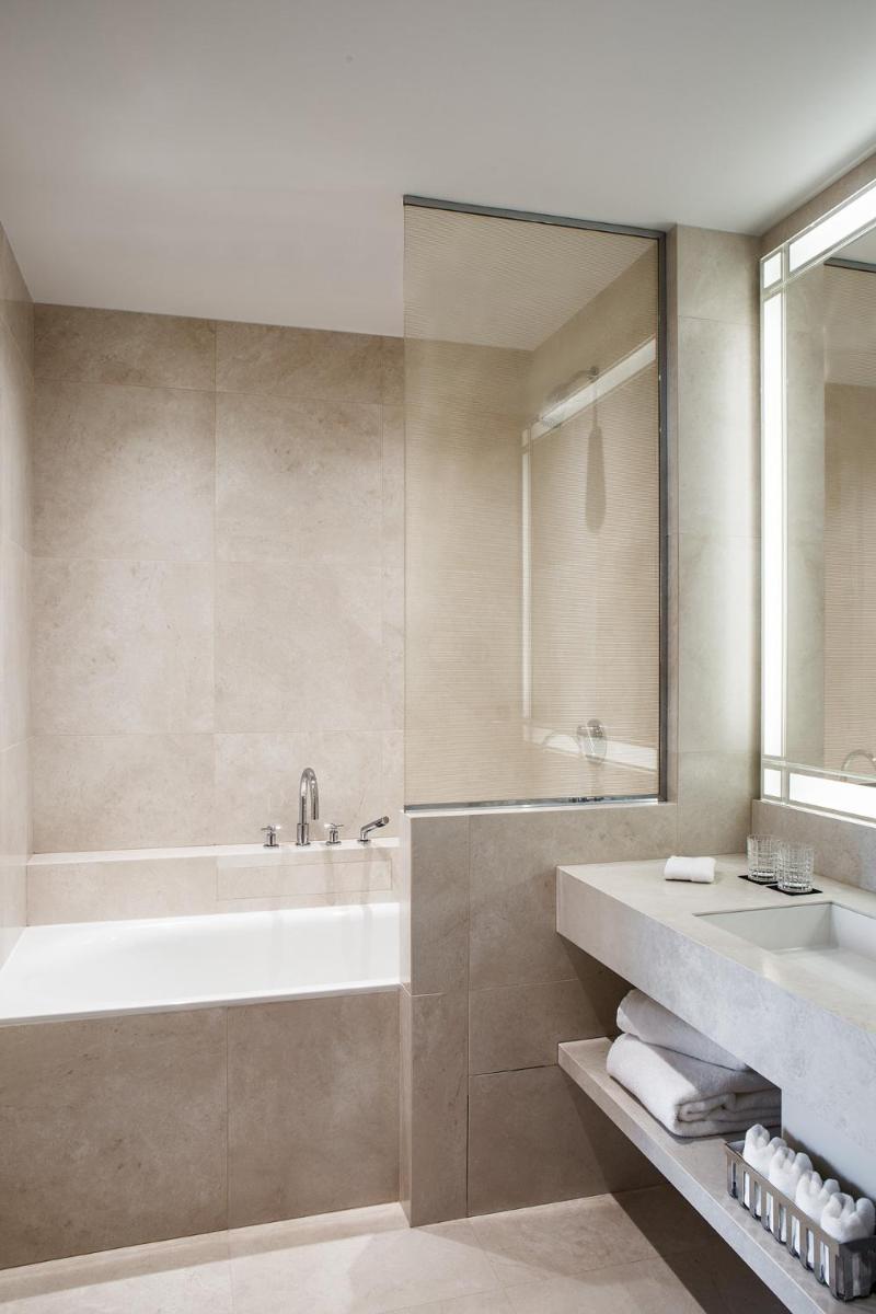 Salle de bains dans l'établissement Fauchon l'Hôtel Paris