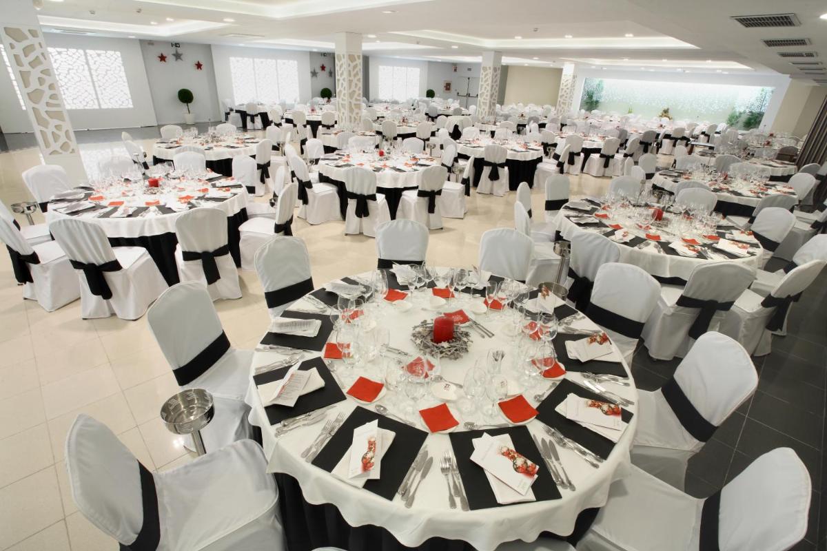 Un restaurante o sitio para comer en Peñiscola Plaza Suites