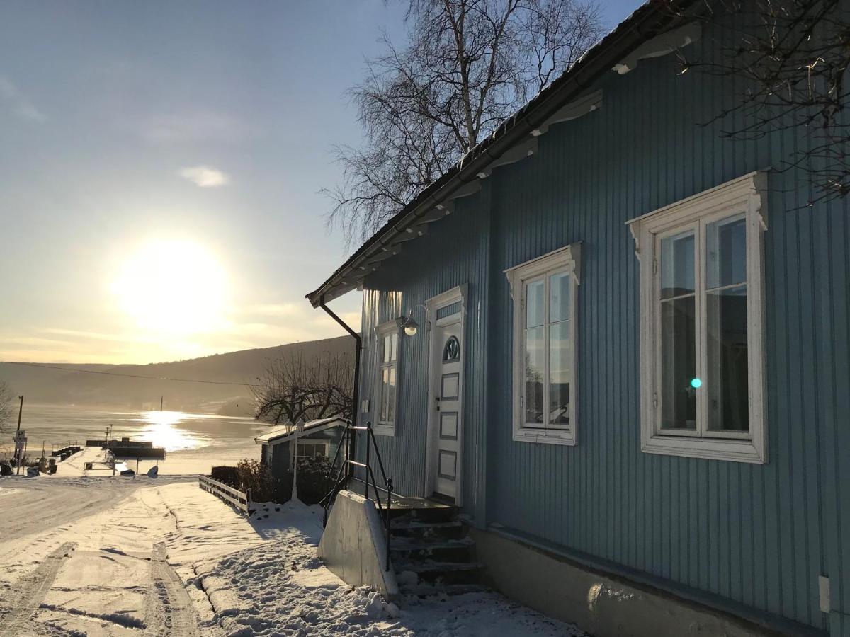 Charming Lakeside House - Housity
