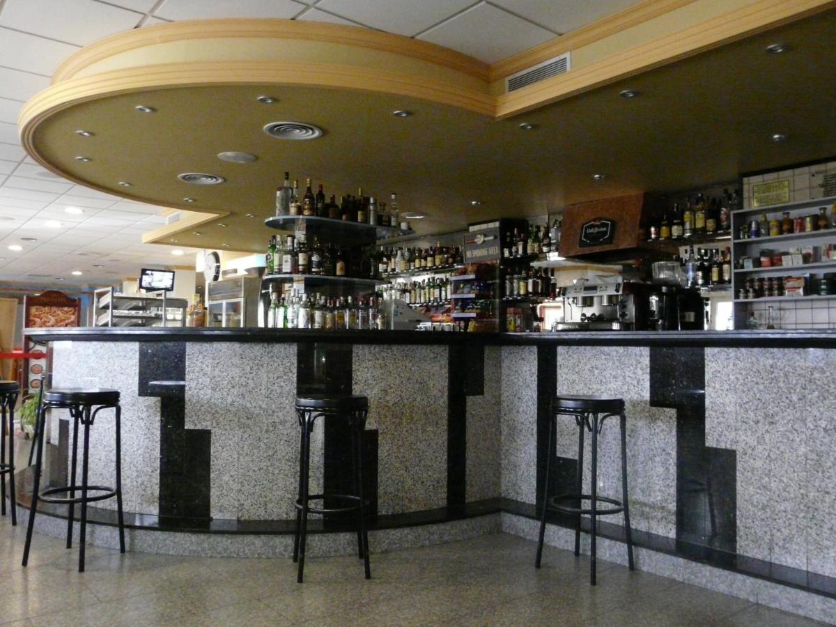 El salón o zona de bar de Hotel Vilobi