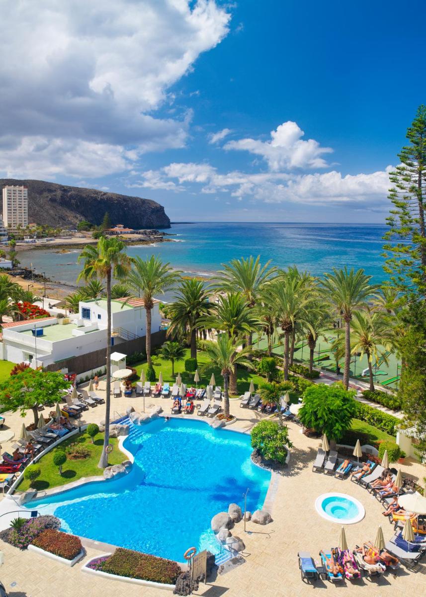 Una vista aérea de un resort con piscina y el océano. en Boutique Hotel H10 Big Sur - Adults Only, en Los Cristianos