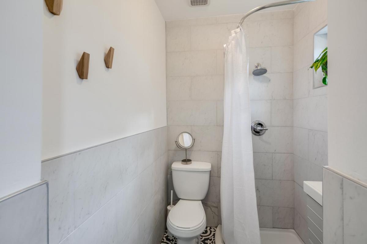 Hideaway on Hermit Street - Walk to Main Street Manayunk - Housity