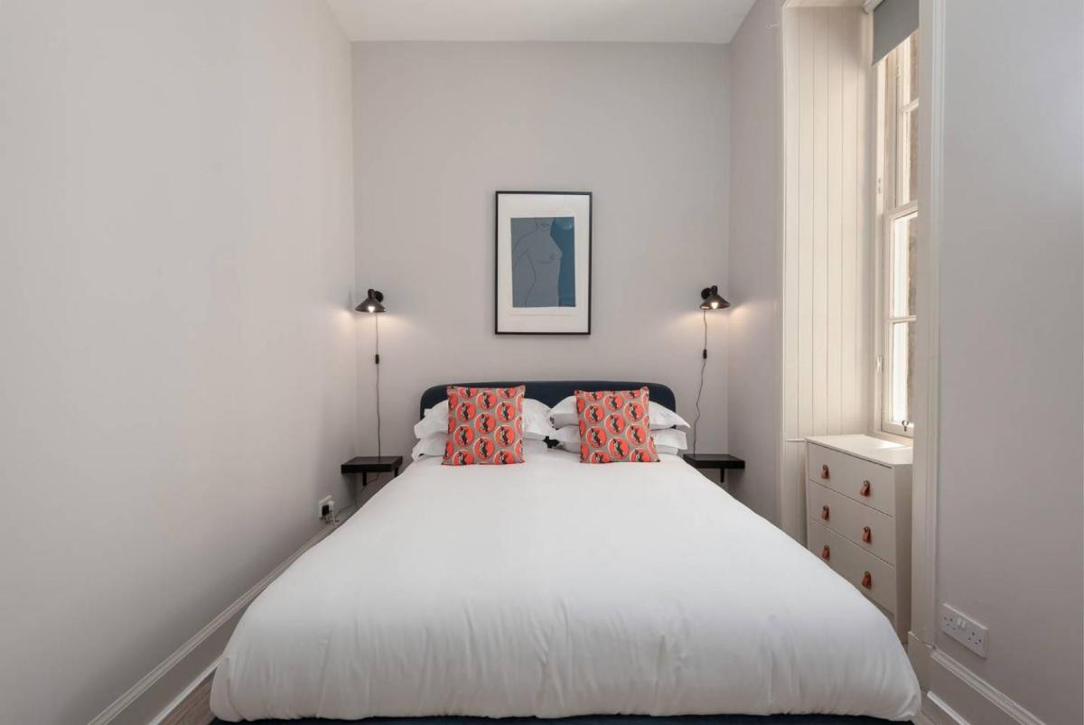 ALTIDO Super Stylish&Modern Apt with Amazing Castle View - Housity