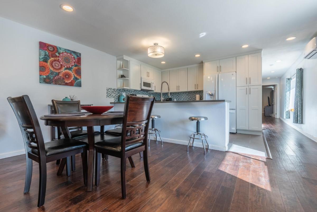 Suitetrails - Modern Guest House Nestled in the Hollywood Hills with huge deck and WOW views!