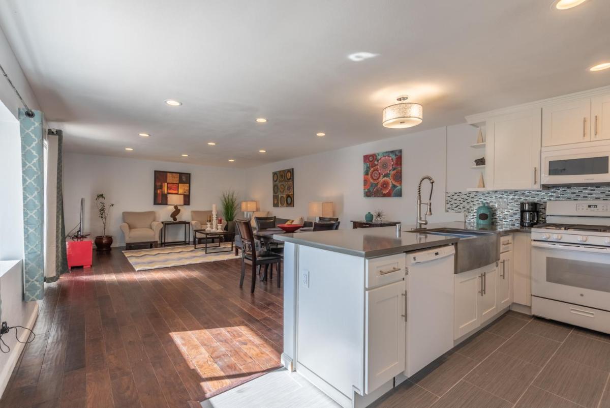 Suitetrails - Modern Guest House Nestled in the Hollywood Hills with huge deck and WOW views!