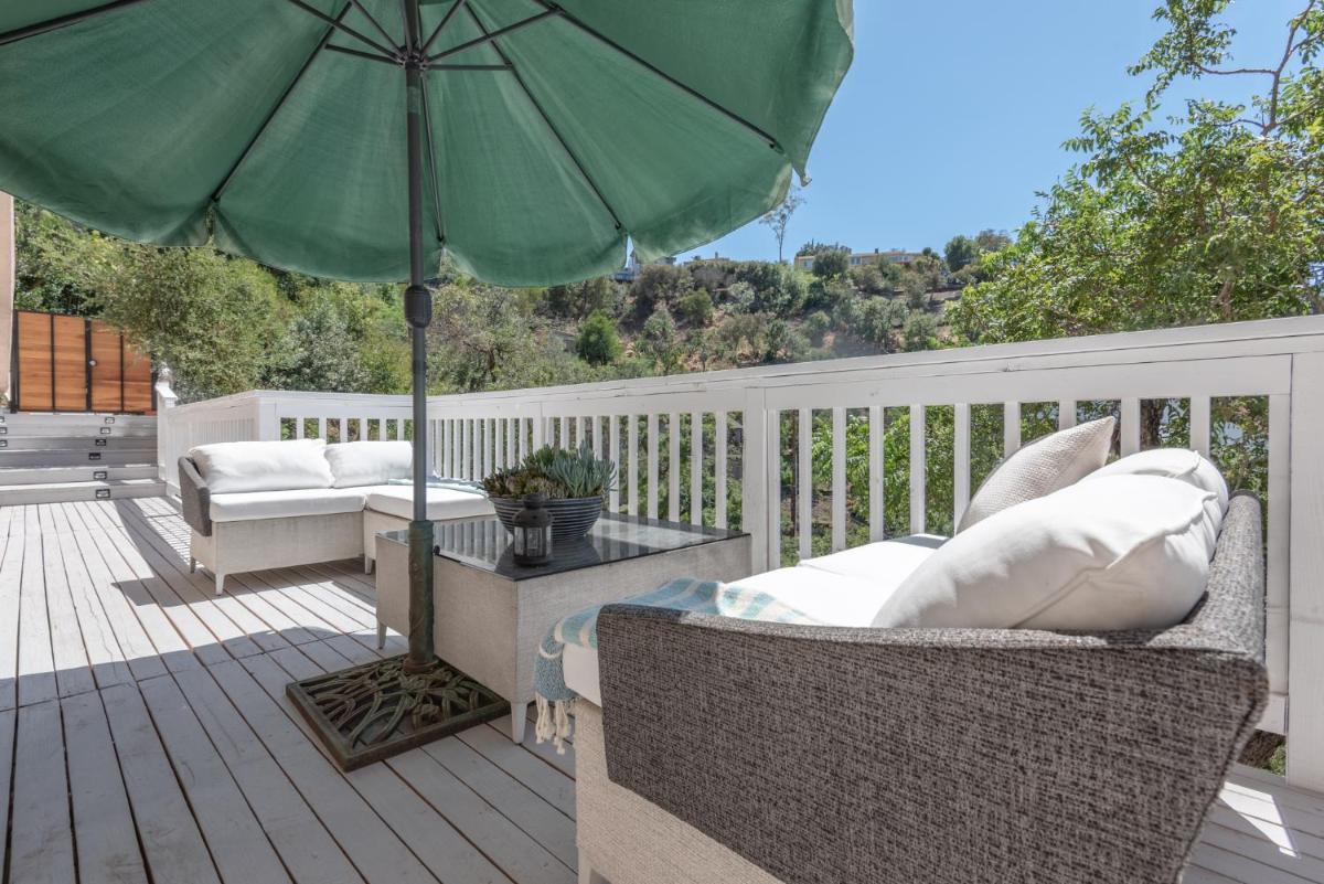 Suitetrails - Modern Guest House Nestled in the Hollywood Hills with huge deck and WOW views!