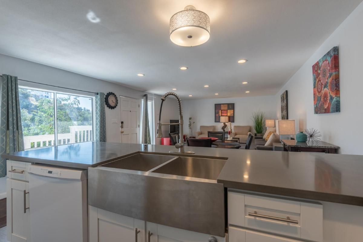 Suitetrails - Modern Guest House Nestled in the Hollywood Hills with huge deck and WOW views!