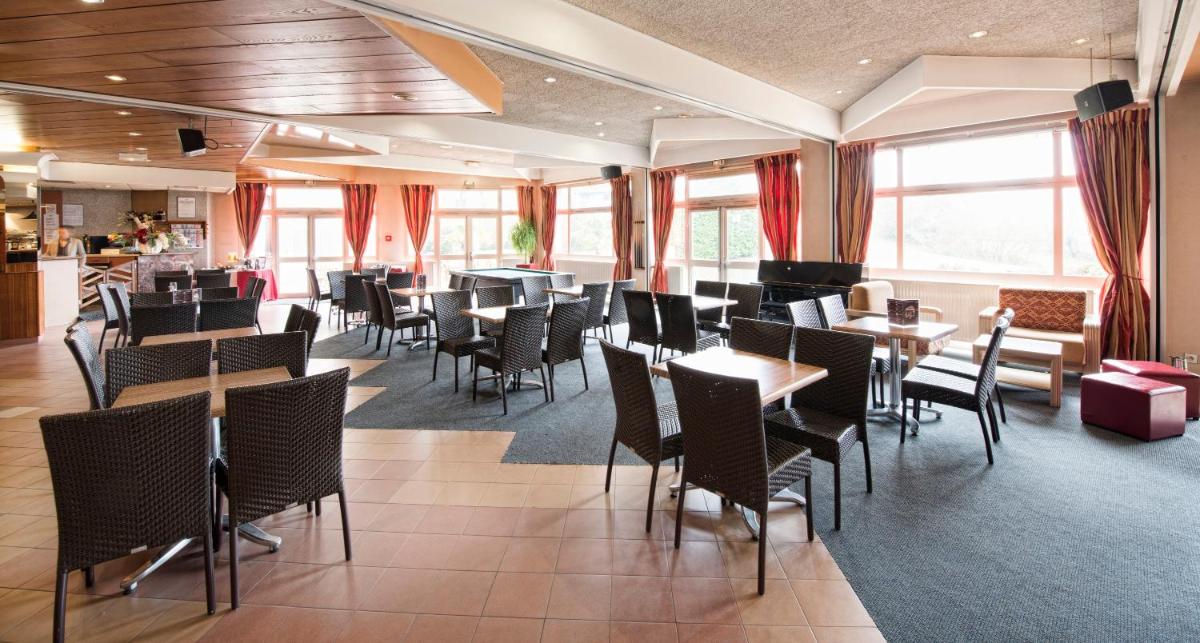 Coin salon dans l'établissement Hotel *** & Spa Vacances Bleues Villa Marlioz