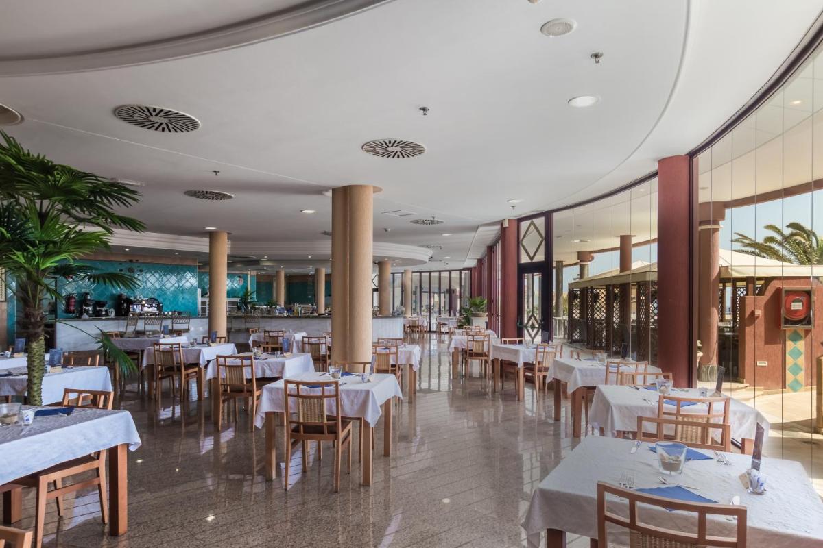 Un restaurante o sitio para comer en Hotel Esmeralda Maris by LIVVO
